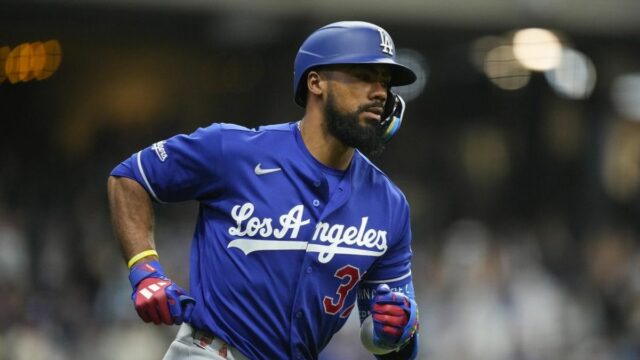 Správy: Dodgers nasadili Teoscara Hernandeza na IL, spomínajú Ryan Ward 23. mája 2026; Milwaukee, Wisconsin, USA; Los Angeles Dodgers opustil hráč v poli Teoscar Hernandez (37) počas zápasu proti Milwaukee Brewers na American Family Field. Povinný kredit: Jeff Hanisch-Imagn Images