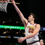 11. marca 2026; Kansas City, MO, USA; Útočník Iowa State Cyclones Milan Momcilovič (22) strieľa loptu počas prvého polčasu proti Arizona State Sun Devils v T-Mobile Center. Povinný kredit: William Purnell-Imagn Images