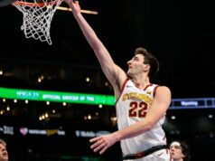 Správy: Milan Momčilovič sa vracia na vysokú školu po flirtoch v NBA 11. marca 2026; Kansas City, MO, USA; Útočník Iowa State Cyclones Milan Momcilovič (22) strieľa loptu počas prvého polčasu proti Arizona State Sun Devils v T-Mobile Center. Povinný kredit: William Purnell-Imagn Images