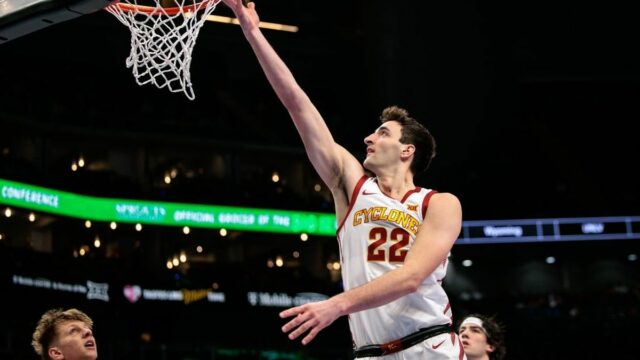 Správy: Milan Momčilovič sa vracia na vysokú školu po flirtoch 11. marca 2026; Kansas City, MO, USA; Útočník Iowa State Cyclones Milan Momcilovič (22) strieľa loptu počas prvého polčasu proti Arizona State Sun Devils v T-Mobile Center. Povinný kredit: William Purnell-Imagn Images