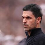 Mikel Arteta sa pozerá