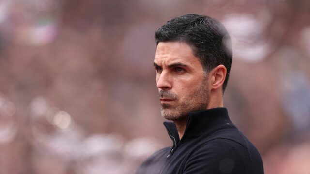 Mikel Arteta sa pozerá 