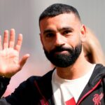 Mohamed Salah mávne rukou