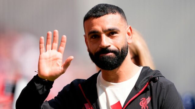 Mohamed Salah mávne rukou