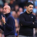 Manažér Arsenalu Mike Arteta a Bukayo Saka oslavujú po zápase Premier League medzi West Ham United a Arsenalom na londýnskom štadióne 10. mája 2026