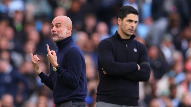 Manažér Arsenalu Mike Arteta a Bukayo Saka oslavujú po zápase Premier League medzi West Ham United a Arsenalom na londýnskom štadióne 10. mája 2026