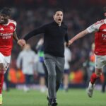 Mikel Arteta, hlavný tréner Arsenalu, oslavuje s Noni Madueke z Arsenalu a Declanom Riceom z Arsenalu po semifinálovom zápase druhej časti Ligy majstrov UEFA 2025/26 medzi Arsenal FC a Atletico de Madrid