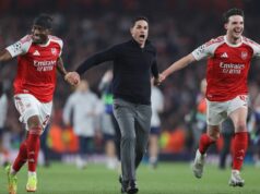 Správy z Arsenalu: Mikel Arteta získal trojnásobnú podporu v pretekoch o titul, keďže cena hviezdy o 73 miliónov libier klesla Mikel Arteta, hlavný tréner Arsenalu, oslavuje s Noni Madueke z Arsenalu a Declanom Riceom z Arsenalu po semifinálovom zápase druhej časti Ligy majstrov UEFA 2025/26 medzi Arsenal FC a Atletico de Madrid