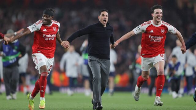 Mikel Arteta, hlavný tréner Arsenalu, oslavuje s Noni Madueke z Arsenalu a Declanom Riceom z Arsenalu po semifinálovom zápase druhej časti Ligy majstrov UEFA 2025/26 medzi Arsenal FC a Atletico de Madrid