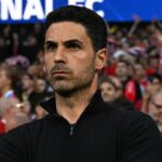 Mikel Arteta pred semifinálovým zápasom prvej časti Ligy majstrov UEFA 2025/26 medzi Atleticom de Madrid a Arsenalom FC.