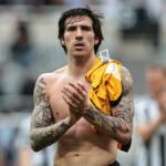 Sandro Tonali z Newcastlu United tlieska fanúšikom počas zápasu Premier League medzi Newcastle United a Brighton & Hove Albion v St. James's Park v Newcastle, Spojené kráľovstvo