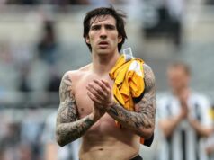 Správy z Arsenalu: Prestup Sandra Tonaliho sa dostáva do popredia, keďže Gunners preskočili anglických rivalov za dohodu vo výške 80 miliónov libier Sandro Tonali z Newcastlu United tlieska fanúšikom počas zápasu Premier League medzi Newcastle United a Brighton & Hove Albion v St. James's Park v Newcastle, Spojené kráľovstvo