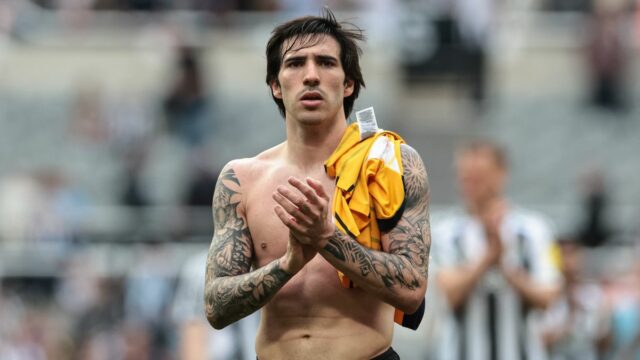 Správy z Arsenalu: Prestup Sandra Tonaliho sa dostáva do popredia, Sandro Tonali z Newcastlu United tlieska fanúšikom počas zápasu Premier League medzi Newcastle United a Brighton & Hove Albion v St. James's Park v Newcastle, Spojené kráľovstvo