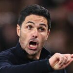 Mikel Arteta, manažér / hlavný tréner Arsenalu, reaguje počas štvrťfinálového zápasu 2025/26 Ligy majstrov UEFA medzi Arsenal FC a Sporting Clube de Portugal