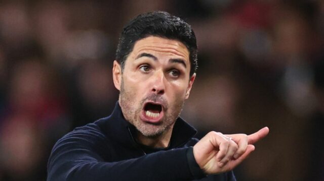 Mikel Arteta, manažér / hlavný tréner Arsenalu, reaguje počas štvrťfinálového zápasu 2025/26 Ligy majstrov UEFA medzi Arsenal FC a Sporting Clube de Portugal