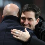 Arne Slot, manažér Liverpoolu, reaguje počas zápasu Premier League medzi Manchestrom United a Liverpoolom
