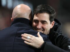 Správy z Liverpoolu: Andoni Iraola sa „kontaktoval“, pretože Andy Robertson uvádza dva dôvody problémov Arne Slot, manažér Liverpoolu, reaguje počas zápasu Premier League medzi Manchestrom United a Liverpoolom