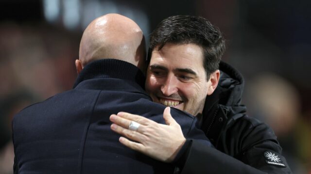 Správy z Liverpoolu: Andoni Iraola sa „kontaktoval“, pretože Andy Robertson Arne Slot, manažér Liverpoolu, reaguje počas zápasu Premier League medzi Manchestrom United a Liverpoolom