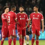 Joe Gomez z Liverpoolu víta spoluhráčov po zápase štvrťfinále UEFA Champions League 2025/26 medzi Paris Saint-Germain FC a Liverpool FC v Parc des Princes 8. apríla 2026