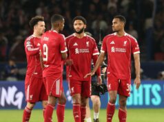 Správy z Liverpoolu: Arne Slot boos rozdelil duo Reds, pretože prestup za cieľ 43 miliónov libier je „takmer istý“ Joe Gomez z Liverpoolu víta spoluhráčov po zápase štvrťfinále UEFA Champions League 2025/26 medzi Paris Saint-Germain FC a Liverpool FC v Parc des Princes 8. apríla 2026