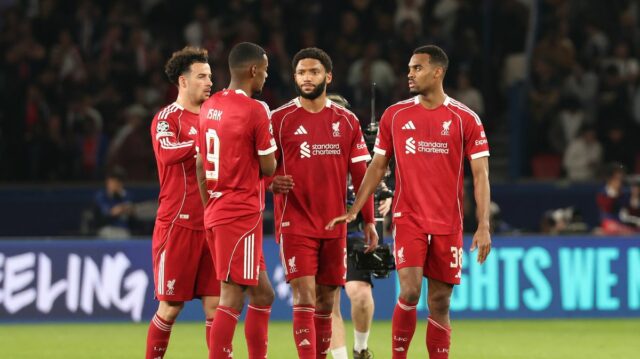     Joe Gomez z Liverpoolu víta spoluhráčov po zápase štvrťfinále UEFA Champions League 2025/26 medzi Paris Saint-Germain FC a Liverpool FC v Parc des Princes 8. apríla 2026