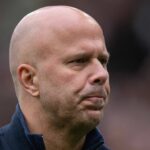 MANCHESTER, ANGLICKO - 3. MÁJ: Manažér Liverpoolu Arne Slot sa po zápase Premier League medzi Manchestrom United a Liverpoolom na Old Trafford 3. mája 2026 v anglickom Manchestri vracia do šatne. (Foto: Visionhaus/Getty Images)