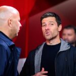 Arne Slot z Liverpoolu a tréner Xabi Alonso z Leverkusenu po zápase Ligy majstrov UEFA 2024/25 medzi Liverpool FC a Bayer 04 Leverkusen