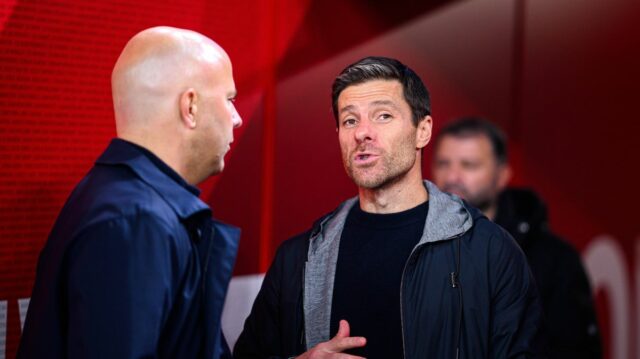 Arne Slot z Liverpoolu a tréner Xabi Alonso z Leverkusenu po zápase Ligy majstrov UEFA 2024/25 medzi Liverpool FC a Bayer 04 Leverkusen