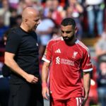 Mohamed Salah z Liverpoolu sa rozpráva s Arne Slotom, manažérom Liverpoolu, keďže je vystriedaný po zranení počas zápasu Premier League medzi Liverpoolom a Crystal Palace na Anfielde 25. apríla 2026 v Liverpoole v Anglicku.