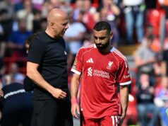 Správy z Liverpoolu: Arne Slot povedal, že Mo Salah má pravdu, keď Xabi Alonso ľutuje, že sa objavil strach Mohamed Salah z Liverpoolu sa rozpráva s Arne Slotom, manažérom Liverpoolu, keďže je vystriedaný po zranení počas zápasu Premier League medzi Liverpoolom a Crystal Palace na Anfielde 25. apríla 2026 v Liverpoole v Anglicku.