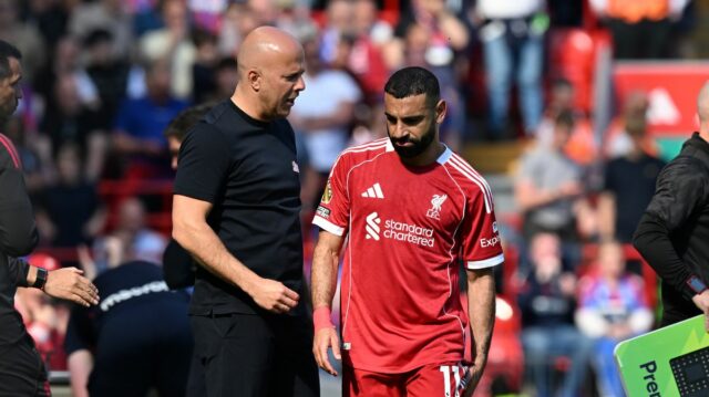 Mohamed Salah z Liverpoolu sa rozpráva s Arne Slotom, manažérom Liverpoolu, keďže je vystriedaný po zranení počas zápasu Premier League medzi Liverpoolom a Crystal Palace na Anfielde 25. apríla 2026 v Liverpoole v Anglicku.