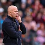 Arne Slot reaguje počas zápasu Premier League medzi Manchestrom United a Liverpoolom na Old Trafford 3. mája 2026