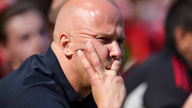 Arne Slot, manažér Liverpoolu, sleduje pred štvrťfinálovým zápasom druhej ligy Ligy majstrov UEFA 2025/26 medzi FC Liverpool a FC Paris Saint-Germain na Anfielde 14. apríla 2026 v Liverpoole v Anglicku.