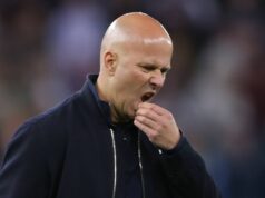 Správy z Liverpoolu: Dôvody prepustenia Arna Slotu sa objavujú, keď Virgil van Dijk požaduje BIRMINGHAM, ANGLICKO - 15. MÁJ: Arne Slot, hlavný tréner Liverpoolu, vyzerá po zápase Premier League medzi Aston Villou a Liverpoolom vo Villa Parku 15. mája 2026 v anglickom Birminghame skleslo. (Foto: James Gill – Danehouse/Getty Images)