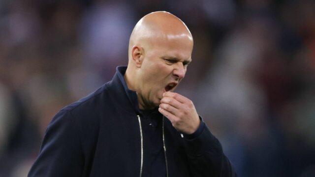 BIRMINGHAM, ANGLICKO - 15. MÁJ: Arne Slot, hlavný tréner Liverpoolu, vyzerá po zápase Premier League medzi Aston Villou a Liverpoolom vo Villa Parku 15. mája 2026 v anglickom Birminghame skleslo. (Foto: James Gill – Danehouse/Getty Images)