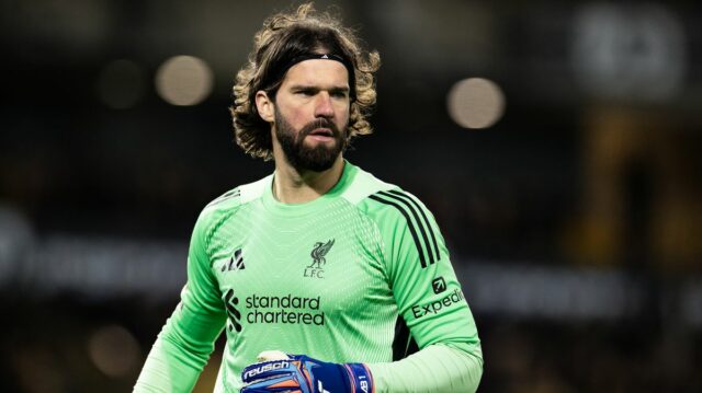 Alisson počas Wolves vs Liverpool