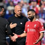 LIVERPOOL, ANGLICKO - 25. apríla: Mohamed Salah z Liverpoolu reaguje s Arne Slotom, manažérom Liverpoolu, keď je vystriedaný po zranení počas zápasu Premier League medzi Liverpoolom a Crystal Palace na Anfielde 25. apríla 2026 v Liverpoole v Anglicku. (Foto Liverpool FC/Liverpool FC cez Getty Images)