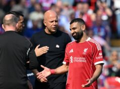 Správy z Liverpoolu: Šokujte Arneho Slotom pokyn na stiahnutie, keď sa Mohamed Salah otočil LIVERPOOL, ANGLICKO - 25. apríla: Mohamed Salah z Liverpoolu reaguje s Arne Slotom, manažérom Liverpoolu, keď je vystriedaný po zranení počas zápasu Premier League medzi Liverpoolom a Crystal Palace na Anfielde 25. apríla 2026 v Liverpoole v Anglicku. (Foto Liverpool FC/Liverpool FC cez Getty Images)