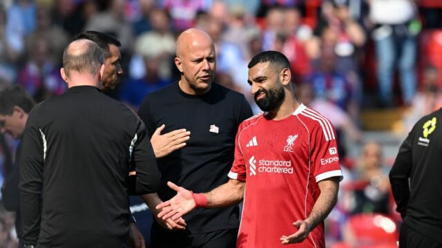 LIVERPOOL, ANGLICKO - 25. apríla: Mohamed Salah z Liverpoolu reaguje s Arne Slotom, manažérom Liverpoolu, keď je vystriedaný po zranení počas zápasu Premier League medzi Liverpoolom a Crystal Palace na Anfielde 25. apríla 2026 v Liverpoole v Anglicku. (Foto Liverpool FC/Liverpool FC cez Getty Images)