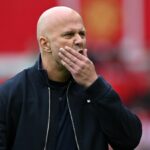 MANCHESTER, ANGLICKO - 3. MÁJ: Arne Slot, manažér Liverpoolu, reaguje počas zápasu Premier League medzi Manchestrom United a Liverpoolom na Old Trafford 3. mája 2026 v Manchestri v Anglicku. (Foto: Shaun Botterill/Getty Images)