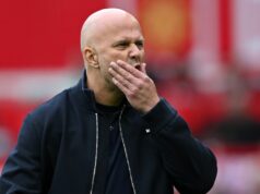 Správy z Liverpoolu: Sťažnosti v zákulisí, keď Arne Slot spôsobuje rozruch MANCHESTER, ANGLICKO - 3. MÁJ: Arne Slot, manažér Liverpoolu, reaguje počas zápasu Premier League medzi Manchestrom United a Liverpoolom na Old Trafford 3. mája 2026 v Manchestri v Anglicku. (Foto: Shaun Botterill/Getty Images)