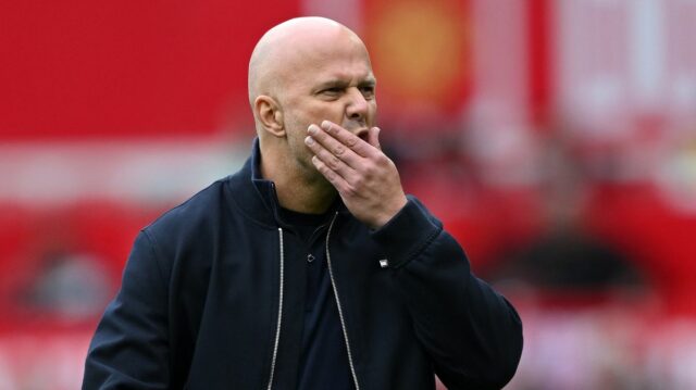 MANCHESTER, ANGLICKO - 3. MÁJ: Arne Slot, manažér Liverpoolu, reaguje počas zápasu Premier League medzi Manchestrom United a Liverpoolom na Old Trafford 3. mája 2026 v Manchestri v Anglicku. (Foto: Shaun Botterill/Getty Images)