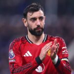 Bruno Fernandes z Manchestru United počas zápasu Premier League medzi Evertonom a Manchestrom United na štadióne Hill Dickinson