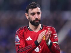 Správy z Man Utd: Bruno Fernandes je vysnívaným cieľom európskeho giganta ako hviezda „otvorená zníženiu platov“ Bruno Fernandes z Manchestru United počas zápasu Premier League medzi Evertonom a Manchestrom United na štadióne Hill Dickinson