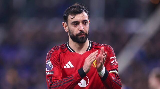 Bruno Fernandes z Manchestru United počas zápasu Premier League medzi Evertonom a Manchestrom United na štadióne Hill Dickinson