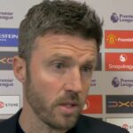 Paul Scholes sa pozerá na Garyho Nevilla