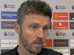 Správy z Man Utd: „Insider“ klubu čelí obvineniam, keď Michael Carrick zaútočí Paul Scholes sa pozerá na Garyho Nevilla