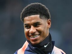Správy z Man Utd: Marcus Rashford má „cestu späť“, keď Michael Carrick načrtáva prestupovú pozíciu Marcus Rashford z Barcelony
