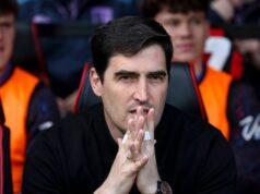 Správy z Man Utd: Ostré manažérske priznanie Andoniho Iraolu, pretože Wayne Rooney vzbudzuje obavy Hlavný tréner Andoni Iraola z Bournemouthu počas zápasu Premier League medzi Fulhamom a Bournemouthom v Craven Cottage 9. mája 2026 v Londýne v Anglicku.