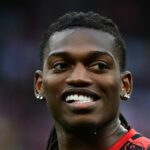 Portugalský útočník AC Miláno #10 Rafael Leao pred zápasom talianskej futbalovej Serie A medzi AC Miláno a Cagliari na San Siro